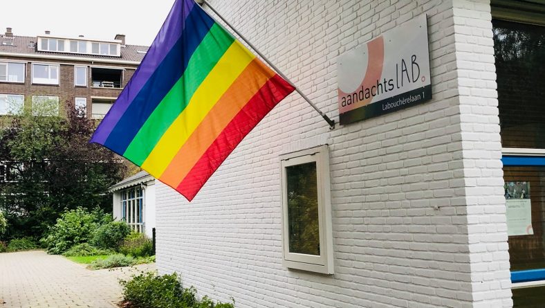 KDC AandachtsLab hangt regenboogvlag uit op Coming Out Day